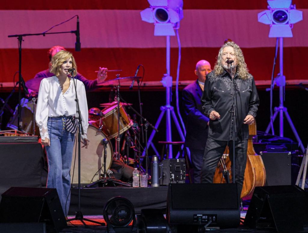 Robert Plant and Alison Krauss on stage